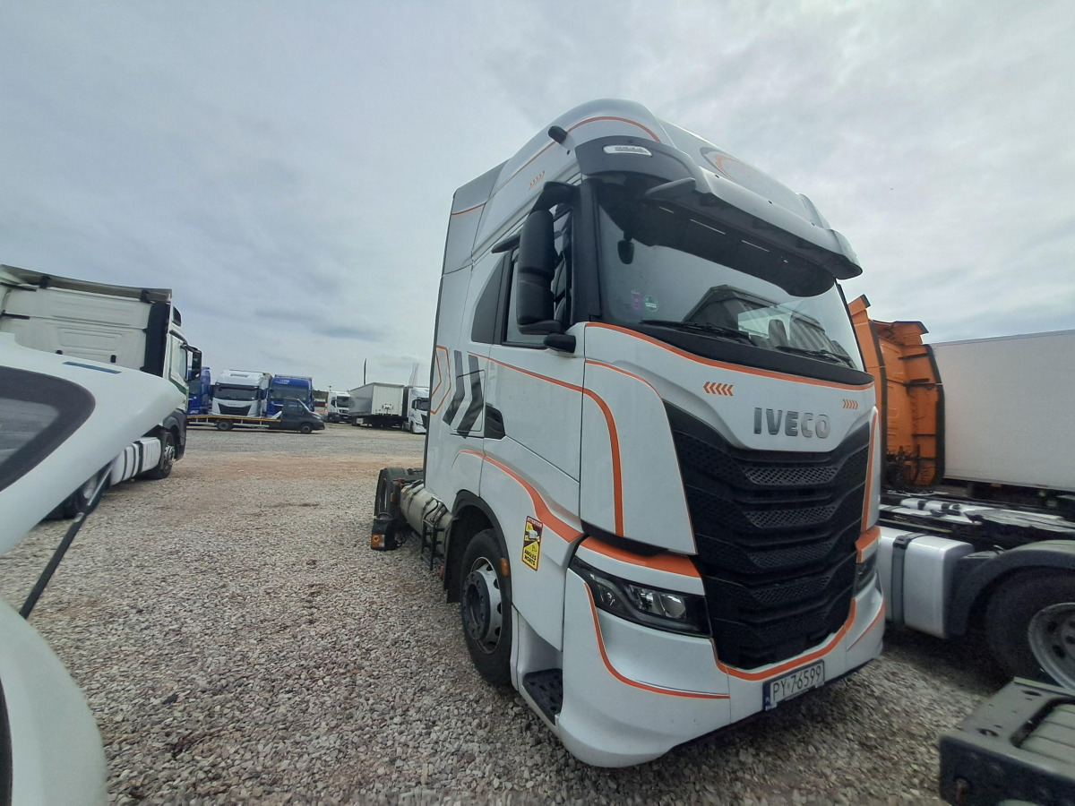 IVECO AS440ST/FP LT LNG CIĄGNIK SIODŁOWY - Vetopöytäauto: kuva IVECO AS440ST/FP LT LNG CIĄGNIK SIODŁOWY - Vetopöytäauto IVECO AS440ST/FP LT LNG CIĄGNIK SIODŁOWY - Vetopöytäauto: kuva IVECO AS440ST/FP LT LNG CIĄGNIK SIODŁOWY - Vetopöytäauto