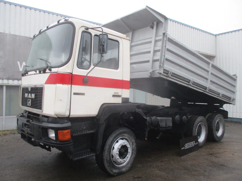 MAN 26 322 ZF Manual , 6x4 , 3 way tipper , Spring suspension - Kippiauto kuorma-auto: kuva MAN 26 322 ZF Manual , 6x4 , 3 way tipper , Spring suspension - Kippiauto kuorma-auto MAN 26 322 ZF Manual , 6x4 , 3 way tipper , Spring suspension - Kippiauto kuorma-auto: kuva MAN 26 322 ZF Manual , 6x4 , 3 way tipper , Spring suspension - Kippiauto kuorma-auto