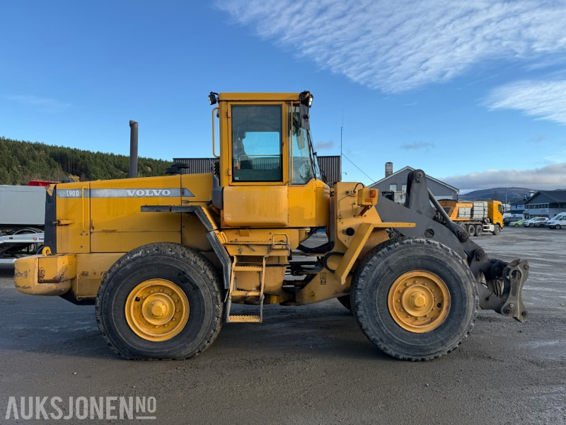 2001 Volvo L90D - 8868t - 17 000kg - Pyöräkuormaaja: kuva 2001 Volvo L90D - 8868t - 17 000kg - Pyöräkuormaaja 2001 Volvo L90D - 8868t - 17 000kg - Pyöräkuormaaja: kuva 2001 Volvo L90D - 8868t - 17 000kg - Pyöräkuormaaja