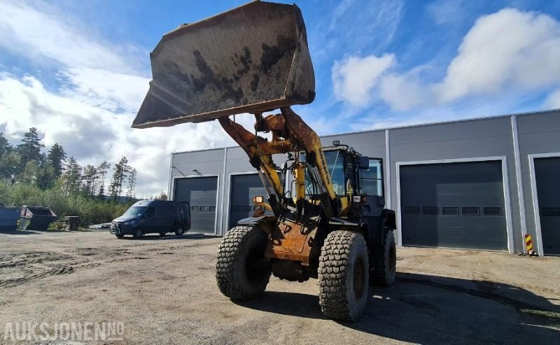 2004 Komatsu WA320, kun 9.000 arbeidstimer! Pallegafler + Skuffe inkludert, 3dje funksjon, SERTIFISERT! - Pyöräkuormaaja: kuva 2004 Komatsu WA320, kun 9.000 arbeidstimer! Pallegafler + Skuffe inkludert, 3dje funksjon, SERTIFISERT! - Pyöräkuormaaja 2004 Komatsu WA320, kun 9.000 arbeidstimer! Pallegafler + Skuffe inkludert, 3dje funksjon, SERTIFISERT! - Pyöräkuormaaja: kuva 2004 Komatsu WA320, kun 9.000 arbeidstimer! Pallegafler + Skuffe inkludert, 3dje funksjon, SERTIFISERT! - Pyöräkuormaaja