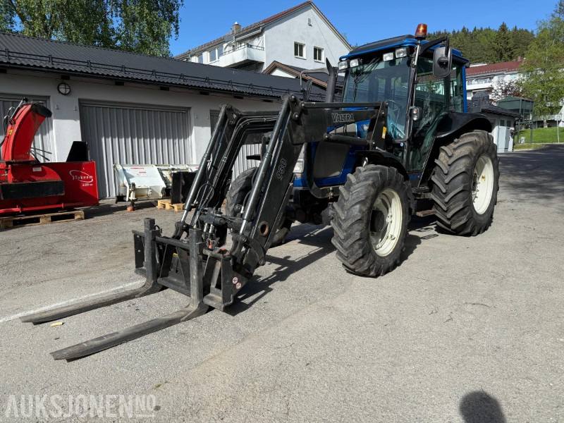2005 Valtra A85 traktor med frontlaster, snøfres, snøskjær, gafler, skuffe, gruskasse og feieaggregat - Traktori: kuva 2005 Valtra A85 traktor med frontlaster, snøfres, snøskjær, gafler, skuffe, gruskasse og feieaggregat - Traktori 2005 Valtra A85 traktor med frontlaster, snøfres, snøskjær, gafler, skuffe, gruskasse og feieaggregat - Traktori: kuva 2005 Valtra A85 traktor med frontlaster, snøfres, snøskjær, gafler, skuffe, gruskasse og feieaggregat - Traktori
