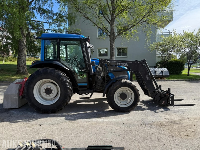 2005 Valtra A85 traktor med frontlaster, snøfres, snøskjær, gafler, skuffe, gruskasse og feieaggregat - Traktori: kuva 2005 Valtra A85 traktor med frontlaster, snøfres, snøskjær, gafler, skuffe, gruskasse og feieaggregat - Traktori 2005 Valtra A85 traktor med frontlaster, snøfres, snøskjær, gafler, skuffe, gruskasse og feieaggregat - Traktori: kuva 2005 Valtra A85 traktor med frontlaster, snøfres, snøskjær, gafler, skuffe, gruskasse og feieaggregat - Traktori