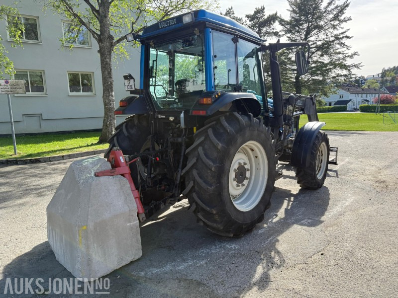 2005 Valtra A85 traktor med frontlaster, snøfres, snøskjær, gafler, skuffe, gruskasse og feieaggregat - Traktori: kuva 2005 Valtra A85 traktor med frontlaster, snøfres, snøskjær, gafler, skuffe, gruskasse og feieaggregat - Traktori 2005 Valtra A85 traktor med frontlaster, snøfres, snøskjær, gafler, skuffe, gruskasse og feieaggregat - Traktori: kuva 2005 Valtra A85 traktor med frontlaster, snøfres, snøskjær, gafler, skuffe, gruskasse og feieaggregat - Traktori