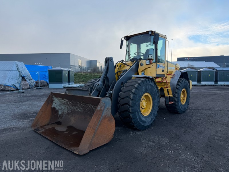 2006 Volvo L90E hjullaster - Sentralsmøring - Joystick - Tilleggshydraulikk - Pyöräkuormaaja: kuva  2006 Volvo L90E hjullaster - Sentralsmøring - Joystick - Tilleggshydraulikk - Pyöräkuormaaja 2006 Volvo L90E hjullaster - Sentralsmøring - Joystick - Tilleggshydraulikk - Pyöräkuormaaja: kuva  2006 Volvo L90E hjullaster - Sentralsmøring - Joystick - Tilleggshydraulikk - Pyöräkuormaaja
