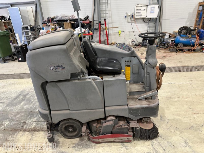 2008 Nilfisk BR1100S Koste og feiemaskin - Rakennustarvikkeet: kuva 2008 Nilfisk BR1100S Koste og feiemaskin - Rakennustarvikkeet 2008 Nilfisk BR1100S Koste og feiemaskin - Rakennustarvikkeet: kuva 2008 Nilfisk BR1100S Koste og feiemaskin - Rakennustarvikkeet