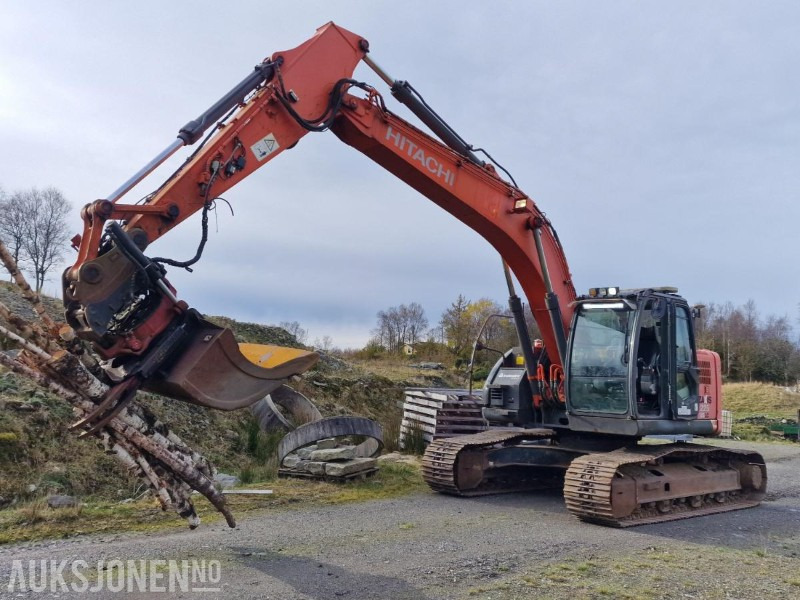 2009 Hitachi ZX225USLC-3 Beltegraver m/GPS/Rototilt med klype/3 skuffer, 12800 timer - Kaivuri: kuva 2009 Hitachi ZX225USLC-3 Beltegraver m/GPS/Rototilt med klype/3 skuffer, 12800 timer - Kaivuri 2009 Hitachi ZX225USLC-3 Beltegraver m/GPS/Rototilt med klype/3 skuffer, 12800 timer - Kaivuri: kuva 2009 Hitachi ZX225USLC-3 Beltegraver m/GPS/Rototilt med klype/3 skuffer, 12800 timer - Kaivuri