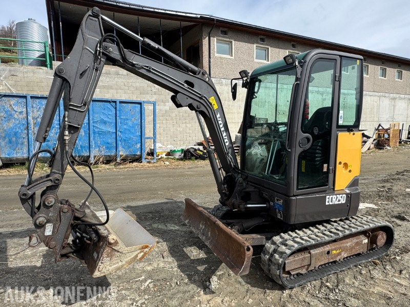 2013 Volvo ECR25D gravemaskin med 3 skuffer - Minikuormaaja: kuva 2013 Volvo ECR25D gravemaskin med 3 skuffer - Minikuormaaja 2013 Volvo ECR25D gravemaskin med 3 skuffer - Minikuormaaja: kuva 2013 Volvo ECR25D gravemaskin med 3 skuffer - Minikuormaaja