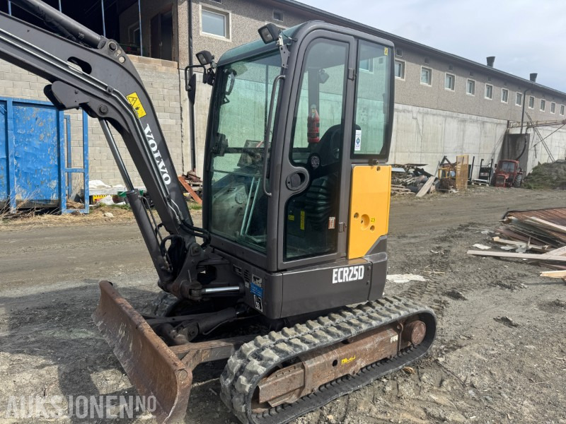 2013 Volvo ECR25D gravemaskin med 3 skuffer - Minikuormaaja: kuva 2013 Volvo ECR25D gravemaskin med 3 skuffer - Minikuormaaja 2013 Volvo ECR25D gravemaskin med 3 skuffer - Minikuormaaja: kuva 2013 Volvo ECR25D gravemaskin med 3 skuffer - Minikuormaaja