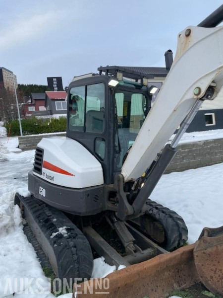 2014 Bobcat E50 5 tonns graver med to skuffer, S40 hurtigfeste og nye gummibelter. - Kaivuri: kuva 2014 Bobcat E50 5 tonns graver med to skuffer, S40 hurtigfeste og nye gummibelter. - Kaivuri 2014 Bobcat E50 5 tonns graver med to skuffer, S40 hurtigfeste og nye gummibelter. - Kaivuri: kuva 2014 Bobcat E50 5 tonns graver med to skuffer, S40 hurtigfeste og nye gummibelter. - Kaivuri