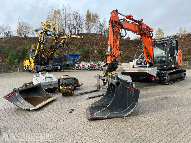 2015 Hitachi ZX135-US Rail maskin med henger, tilt, klype, 6 skuffer, klype - Kaivuri: kuva 2015 Hitachi ZX135-US Rail maskin med henger, tilt, klype, 6 skuffer, klype - Kaivuri 2015 Hitachi ZX135-US Rail maskin med henger, tilt, klype, 6 skuffer, klype - Kaivuri: kuva 2015 Hitachi ZX135-US Rail maskin med henger, tilt, klype, 6 skuffer, klype - Kaivuri