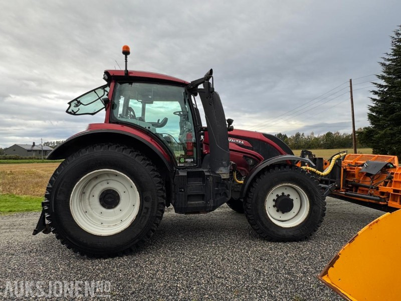 2016 Valtra T174E med Schmidt Tellefsdal U-LS 43.6 plog (2022), Valtra 76 frontlaster og betong lodd - Traktori: kuva 2016 Valtra T174E med Schmidt Tellefsdal U-LS 43.6 plog (2022), Valtra 76 frontlaster og betong lodd - Traktori 2016 Valtra T174E med Schmidt Tellefsdal U-LS 43.6 plog (2022), Valtra 76 frontlaster og betong lodd - Traktori: kuva 2016 Valtra T174E med Schmidt Tellefsdal U-LS 43.6 plog (2022), Valtra 76 frontlaster og betong lodd - Traktori