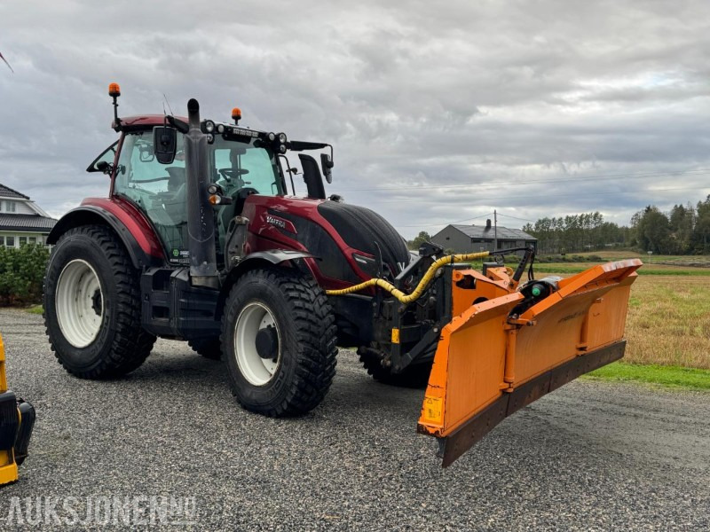 2016 Valtra T174E med Schmidt Tellefsdal U-LS 43.6 plog (2022), Valtra 76 frontlaster og betong lodd - Traktori: kuva 2016 Valtra T174E med Schmidt Tellefsdal U-LS 43.6 plog (2022), Valtra 76 frontlaster og betong lodd - Traktori 2016 Valtra T174E med Schmidt Tellefsdal U-LS 43.6 plog (2022), Valtra 76 frontlaster og betong lodd - Traktori: kuva 2016 Valtra T174E med Schmidt Tellefsdal U-LS 43.6 plog (2022), Valtra 76 frontlaster og betong lodd - Traktori