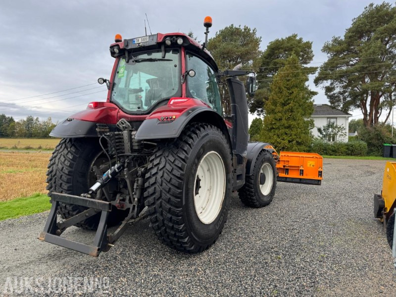2016 Valtra T174E med Schmidt Tellefsdal U-LS 43.6 plog (2022), Valtra 76 frontlaster og betong lodd - Traktori: kuva 2016 Valtra T174E med Schmidt Tellefsdal U-LS 43.6 plog (2022), Valtra 76 frontlaster og betong lodd - Traktori 2016 Valtra T174E med Schmidt Tellefsdal U-LS 43.6 plog (2022), Valtra 76 frontlaster og betong lodd - Traktori: kuva 2016 Valtra T174E med Schmidt Tellefsdal U-LS 43.6 plog (2022), Valtra 76 frontlaster og betong lodd - Traktori