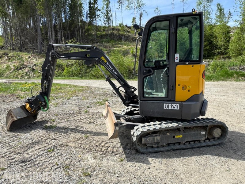 2017 Volvo ECR25D m/Engcon tiltrotator, SE-klype, 3 skuffer, vibroplate, 891 timer, Minigraver - Minikuormaaja: kuva 2017 Volvo ECR25D m/Engcon tiltrotator, SE-klype, 3 skuffer, vibroplate, 891 timer, Minigraver - Minikuormaaja 2017 Volvo ECR25D m/Engcon tiltrotator, SE-klype, 3 skuffer, vibroplate, 891 timer, Minigraver - Minikuormaaja: kuva 2017 Volvo ECR25D m/Engcon tiltrotator, SE-klype, 3 skuffer, vibroplate, 891 timer, Minigraver - Minikuormaaja