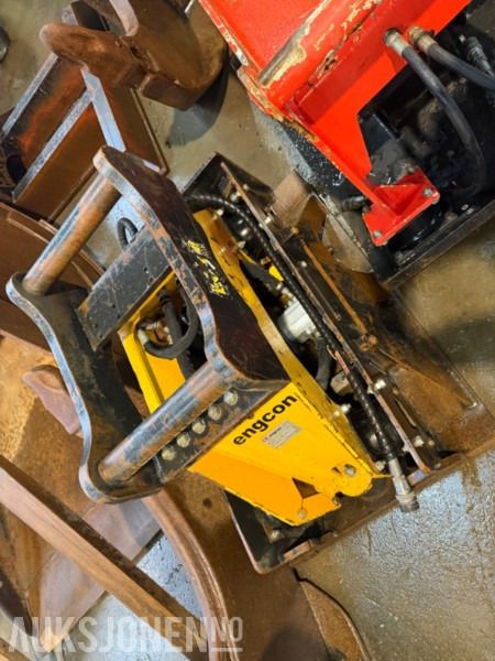 2015 Engcon hydraulisk vibroplate – S60 - robust komprimeringsutstyr for gravemaskin - Lisälaitteet - Rakennuskoneet: kuva 2015 Engcon hydraulisk vibroplate – S60 - robust komprimeringsutstyr for gravemaskin - Lisälaitteet - Rakennuskoneet 2015 Engcon hydraulisk vibroplate – S60 - robust komprimeringsutstyr for gravemaskin - Lisälaitteet - Rakennuskoneet: kuva 2015 Engcon hydraulisk vibroplate – S60 - robust komprimeringsutstyr for gravemaskin - Lisälaitteet - Rakennuskoneet