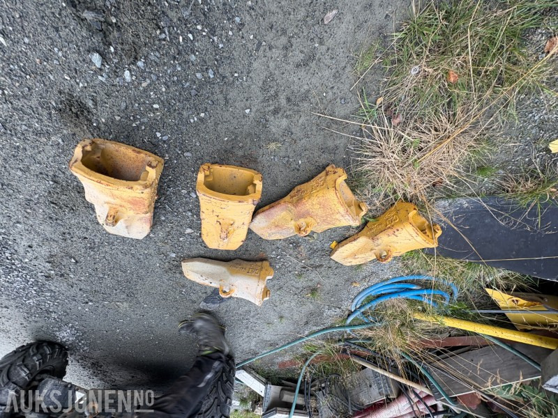 Cat graveskuffetenner til gravemaskin og/eller hjullaster - Lisälaitteet - Rakennuskoneet: kuva Cat graveskuffetenner til gravemaskin og/eller hjullaster - Lisälaitteet - Rakennuskoneet Cat graveskuffetenner til gravemaskin og/eller hjullaster - Lisälaitteet - Rakennuskoneet: kuva Cat graveskuffetenner til gravemaskin og/eller hjullaster - Lisälaitteet - Rakennuskoneet