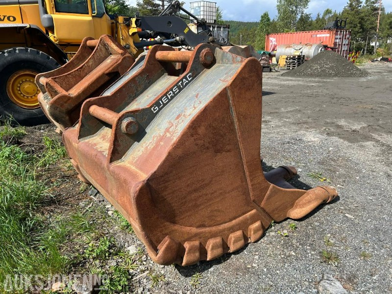 Gjerstad HD Graveskuffe – 2200L – G90 - Lisälaitteet - Rakennuskoneet: kuva Gjerstad HD Graveskuffe – 2200L – G90 - Lisälaitteet - Rakennuskoneet Gjerstad HD Graveskuffe – 2200L – G90 - Lisälaitteet - Rakennuskoneet: kuva Gjerstad HD Graveskuffe – 2200L – G90 - Lisälaitteet - Rakennuskoneet