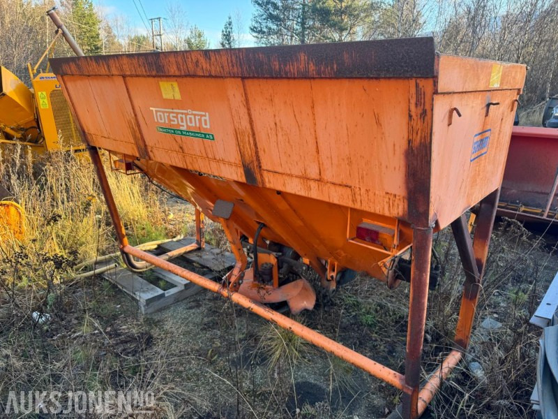 2006 Shmidt Traxos 18VCB selvlastende tallerkenspreder for traktor 1,8 m3 - Maatalouskoneet: kuva 2006 Shmidt Traxos 18VCB selvlastende tallerkenspreder for traktor 1,8 m3 - Maatalouskoneet 2006 Shmidt Traxos 18VCB selvlastende tallerkenspreder for traktor 1,8 m3 - Maatalouskoneet: kuva 2006 Shmidt Traxos 18VCB selvlastende tallerkenspreder for traktor 1,8 m3 - Maatalouskoneet