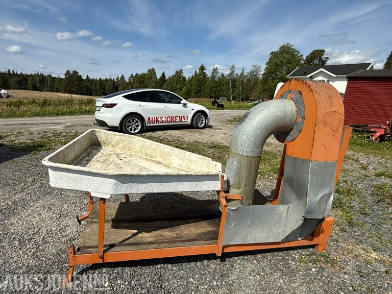 Bærrensker til traktor - brukt til solbær - Maatalouskoneet: kuva  Bærrensker til traktor - brukt til solbær - Maatalouskoneet Bærrensker til traktor - brukt til solbær - Maatalouskoneet: kuva  Bærrensker til traktor - brukt til solbær - Maatalouskoneet