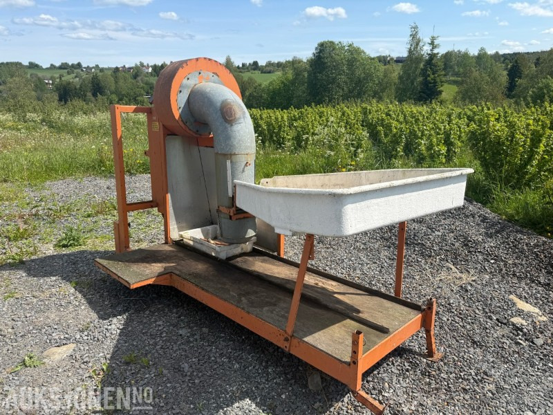 Bærrensker til traktor - brukt til solbær - Maatalouskoneet: kuva  Bærrensker til traktor - brukt til solbær - Maatalouskoneet Bærrensker til traktor - brukt til solbær - Maatalouskoneet: kuva  Bærrensker til traktor - brukt til solbær - Maatalouskoneet