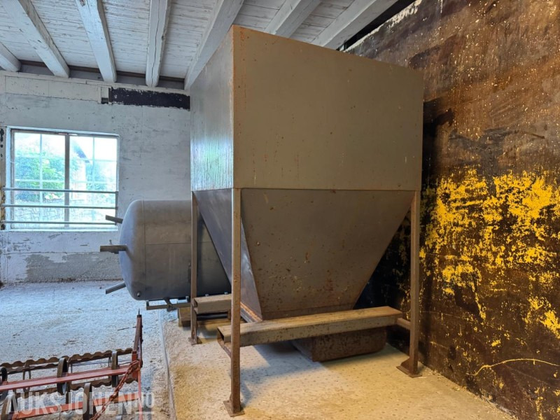 Flyttbar silo som fint rommer 2 storsekker - Maatalouskoneet: kuva Flyttbar silo som fint rommer 2 storsekker - Maatalouskoneet Flyttbar silo som fint rommer 2 storsekker - Maatalouskoneet: kuva Flyttbar silo som fint rommer 2 storsekker - Maatalouskoneet
