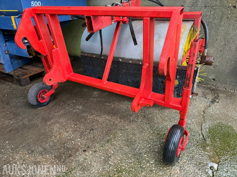 Hydraulisk feiekost til traktor / hjullaster - Maatalouskoneet: kuva Hydraulisk feiekost til traktor / hjullaster - Maatalouskoneet Hydraulisk feiekost til traktor / hjullaster - Maatalouskoneet: kuva Hydraulisk feiekost til traktor / hjullaster - Maatalouskoneet
