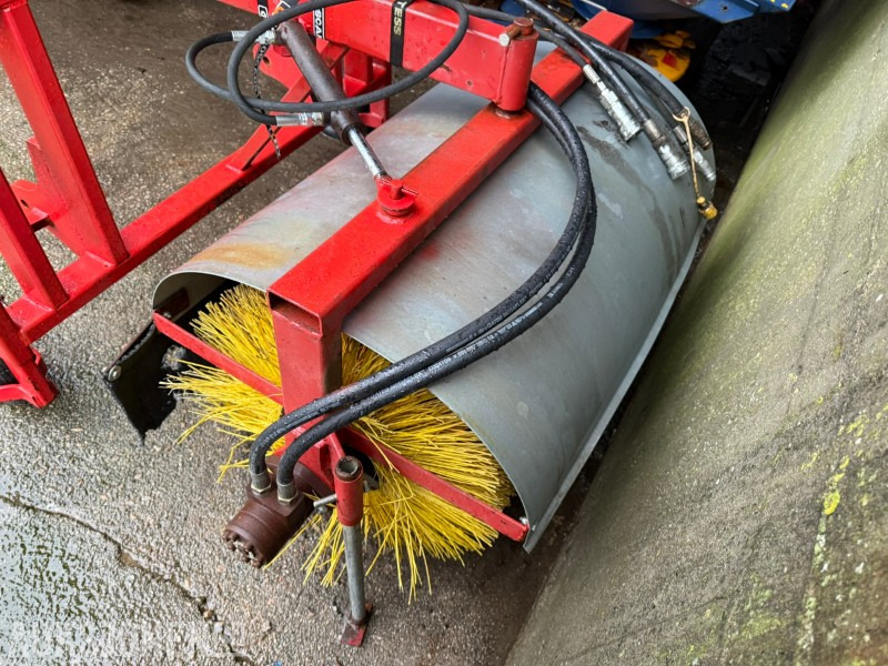 Hydraulisk feiekost til traktor / hjullaster - Maatalouskoneet: kuva Hydraulisk feiekost til traktor / hjullaster - Maatalouskoneet Hydraulisk feiekost til traktor / hjullaster - Maatalouskoneet: kuva Hydraulisk feiekost til traktor / hjullaster - Maatalouskoneet