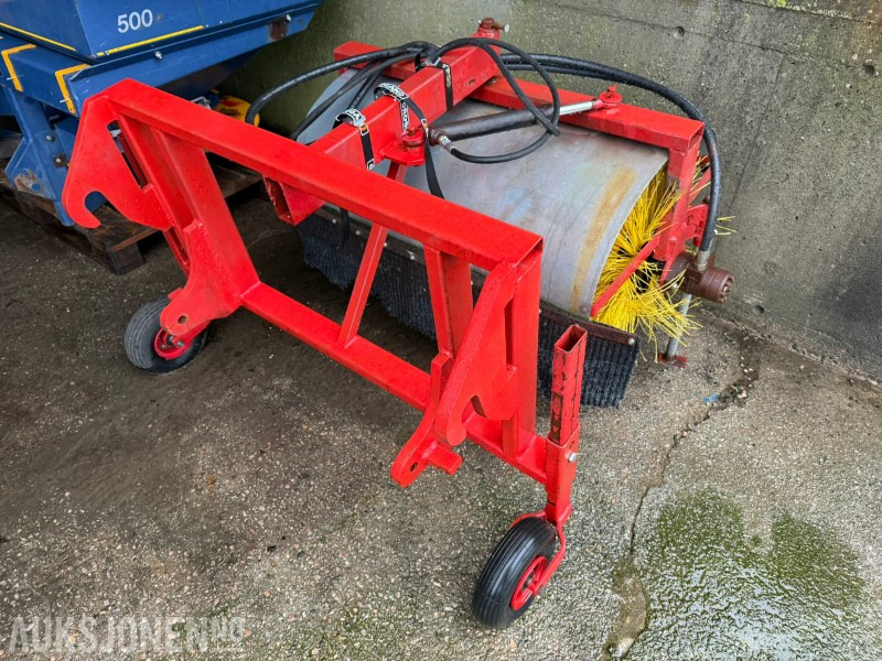 Hydraulisk feiekost til traktor / hjullaster - Maatalouskoneet: kuva Hydraulisk feiekost til traktor / hjullaster - Maatalouskoneet Hydraulisk feiekost til traktor / hjullaster - Maatalouskoneet: kuva Hydraulisk feiekost til traktor / hjullaster - Maatalouskoneet