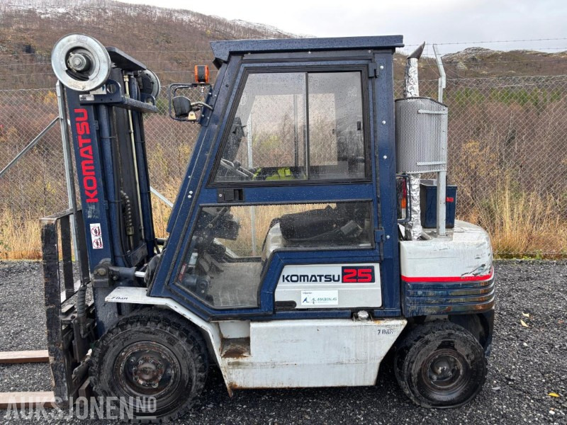 1993 Komatsu FD25T-11E dieseltruck - Materiaalinkäsittely: kuva 1993 Komatsu FD25T-11E dieseltruck - Materiaalinkäsittely 1993 Komatsu FD25T-11E dieseltruck - Materiaalinkäsittely: kuva 1993 Komatsu FD25T-11E dieseltruck - Materiaalinkäsittely