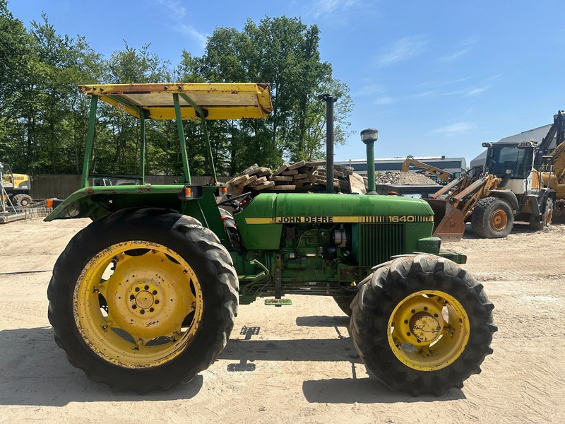 John Deere 1640 4x4 - Korkeamaavarainen traktori: kuva John Deere 1640 4x4 - Korkeamaavarainen traktori John Deere 1640 4x4 - Korkeamaavarainen traktori: kuva John Deere 1640 4x4 - Korkeamaavarainen traktori