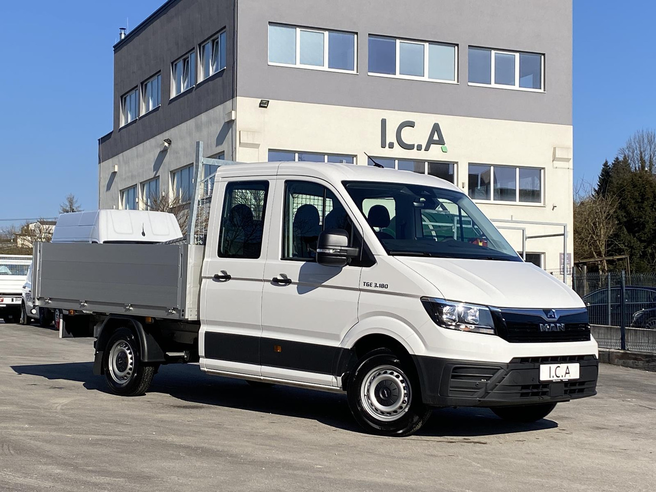 Avolava pakettiauto MAN TGE 3.180 DOKA 1+6 3640MM | OFFENE PRITSCHE + ALU KOFFER AUF DER PRITSCHE: kuva Avolava pakettiauto MAN TGE 3.180 DOKA 1+6 3640MM | OFFENE PRITSCHE + ALU KOFFER AUF DER PRITSCHE