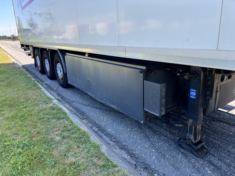Kögel 3 - assige koeloplegger Carrier vector 1550 - Refrigeraattori puoliperävaunu: kuva Kögel 3 - assige koeloplegger Carrier vector 1550 - Refrigeraattori puoliperävaunu Kögel 3 - assige koeloplegger Carrier vector 1550 - Refrigeraattori puoliperävaunu: kuva Kögel 3 - assige koeloplegger Carrier vector 1550 - Refrigeraattori puoliperävaunu