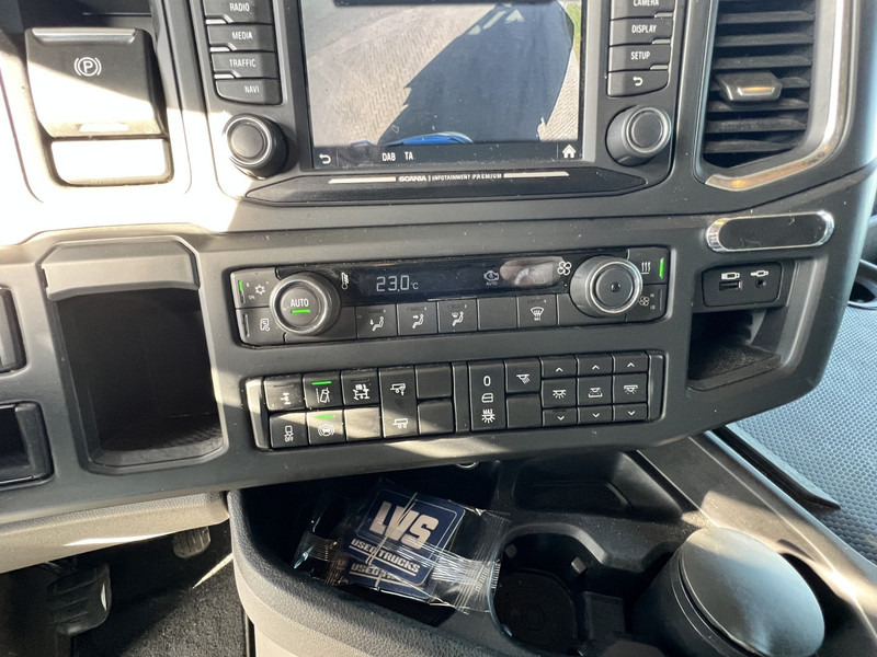 Interior photo 1: Vetopöytäauto Scania R450 NGS 4x2 Trekker PTO-Prep.  /  LED