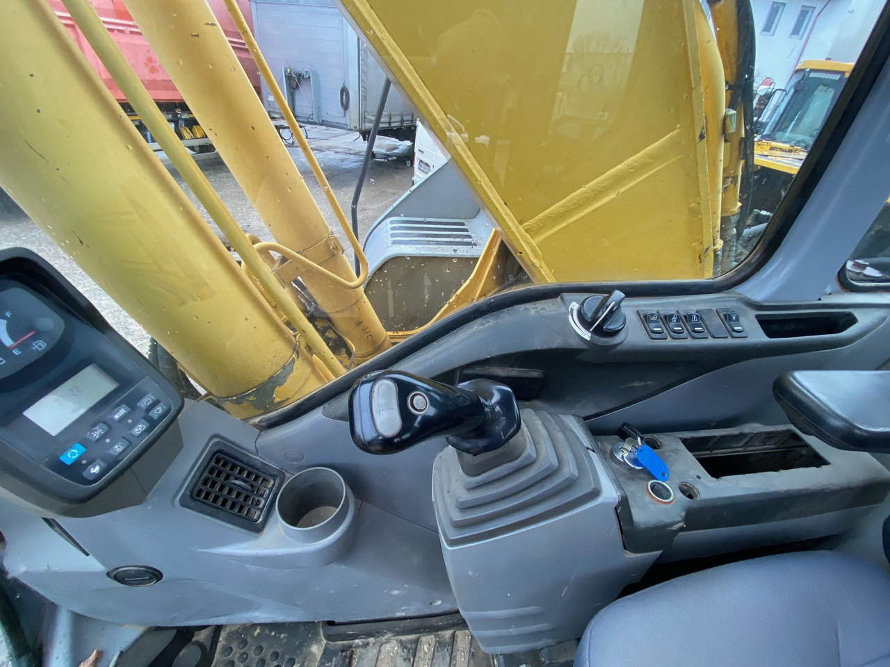 New Holland Kobelco E 215 22 T Klima - Telakaivukone: kuva New Holland Kobelco E 215 22 T Klima - Telakaivukone New Holland Kobelco E 215 22 T Klima - Telakaivukone: kuva New Holland Kobelco E 215 22 T Klima - Telakaivukone