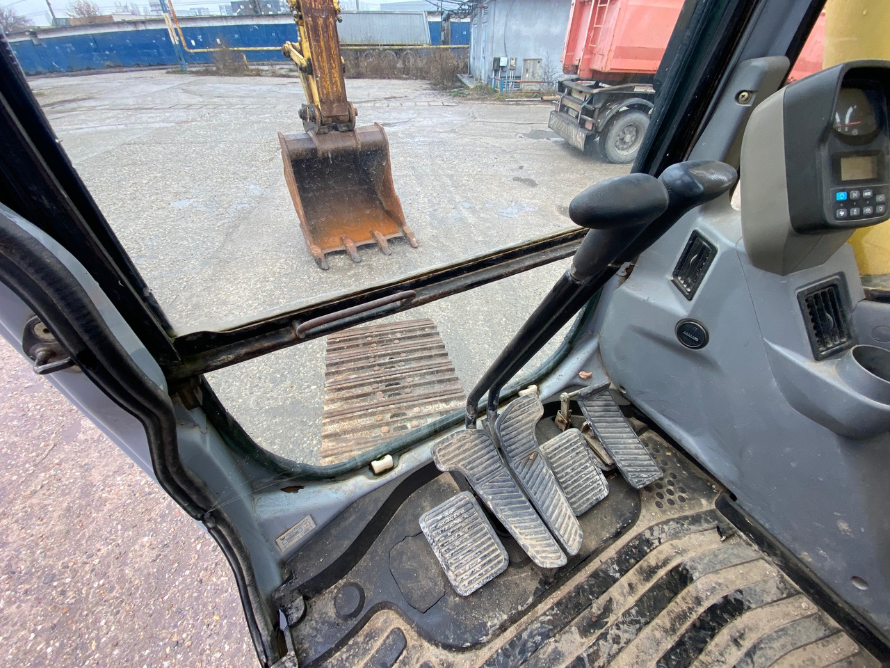 New Holland Kobelco E 215 22 T Klima - Telakaivukone: kuva New Holland Kobelco E 215 22 T Klima - Telakaivukone New Holland Kobelco E 215 22 T Klima - Telakaivukone: kuva New Holland Kobelco E 215 22 T Klima - Telakaivukone