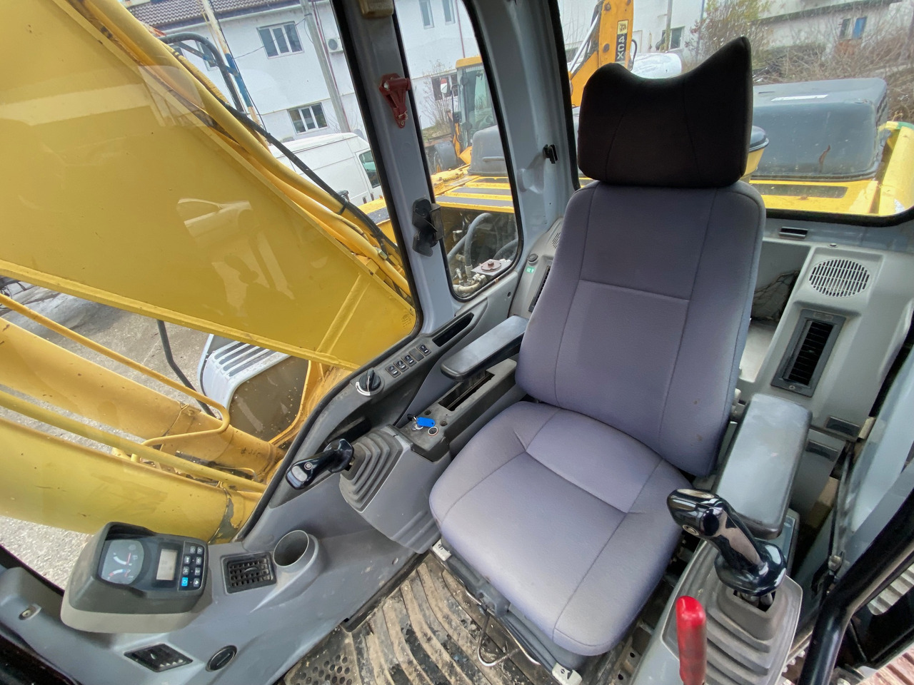 New Holland Kobelco E 215 22 T Klima - Telakaivukone: kuva New Holland Kobelco E 215 22 T Klima - Telakaivukone New Holland Kobelco E 215 22 T Klima - Telakaivukone: kuva New Holland Kobelco E 215 22 T Klima - Telakaivukone