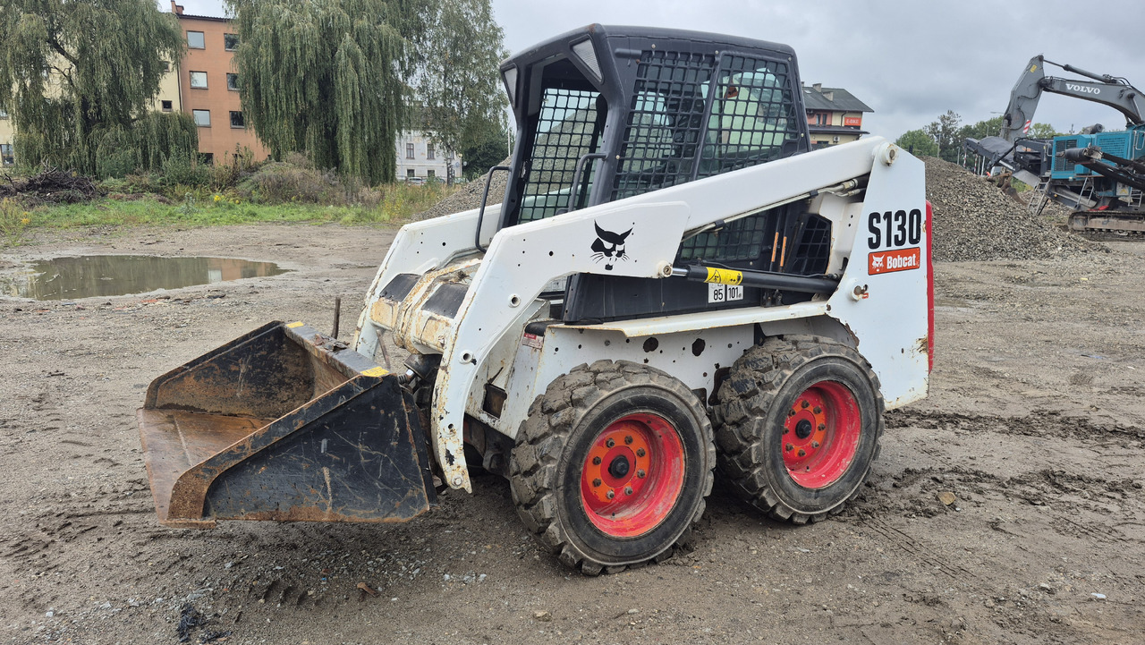 BOBCAT S130 - Liukuohjattu kuormaaja: kuva BOBCAT S130 - Liukuohjattu kuormaaja BOBCAT S130 - Liukuohjattu kuormaaja: kuva BOBCAT S130 - Liukuohjattu kuormaaja