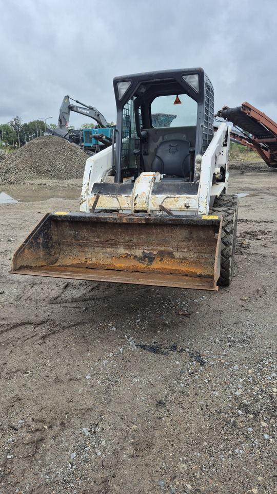 BOBCAT S130 - Liukuohjattu kuormaaja: kuva BOBCAT S130 - Liukuohjattu kuormaaja BOBCAT S130 - Liukuohjattu kuormaaja: kuva BOBCAT S130 - Liukuohjattu kuormaaja