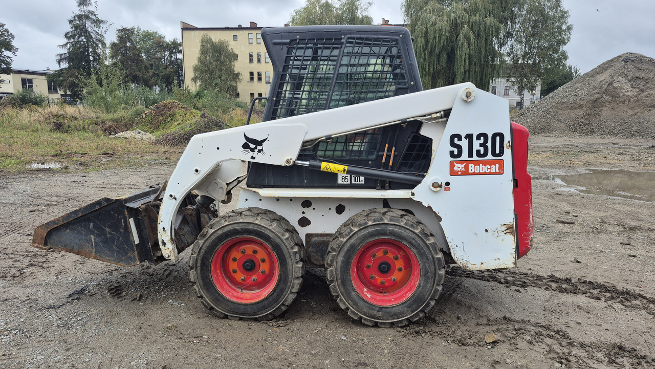BOBCAT S130 - Liukuohjattu kuormaaja: kuva BOBCAT S130 - Liukuohjattu kuormaaja BOBCAT S130 - Liukuohjattu kuormaaja: kuva BOBCAT S130 - Liukuohjattu kuormaaja