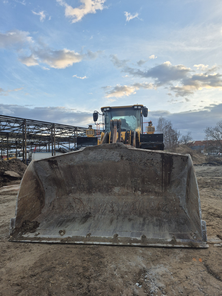 VOLVO L180H - Pyöräkuormaaja: kuva VOLVO L180H - Pyöräkuormaaja VOLVO L180H - Pyöräkuormaaja: kuva VOLVO L180H - Pyöräkuormaaja