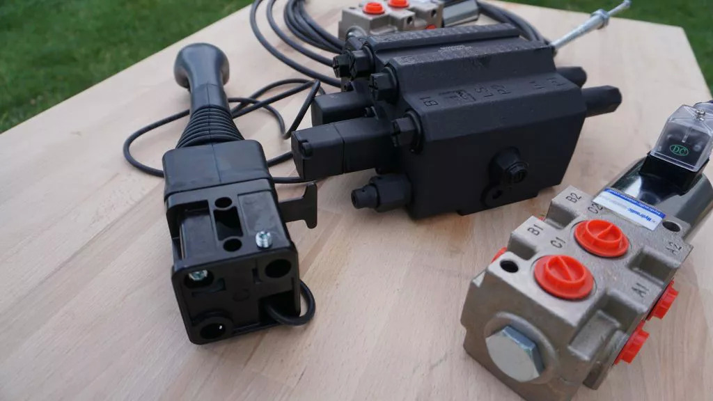 Front loader valve with Load Sensing LS valve 4 function Joystick 90 l/min 24 gp Case IH - Traktori - etukuormain - Kuorma-auto: kuva Front loader valve with Load Sensing LS valve 4 function Joystick 90 l/min 24 gp Case IH - Traktori - etukuormain - Kuorma-auto Front loader valve with Load Sensing LS valve 4 function Joystick 90 l/min 24 gp Case IH - Traktori - etukuormain - Kuorma-auto: kuva Front loader valve with Load Sensing LS valve 4 function Joystick 90 l/min 24 gp Case IH - Traktori - etukuormain - Kuorma-auto