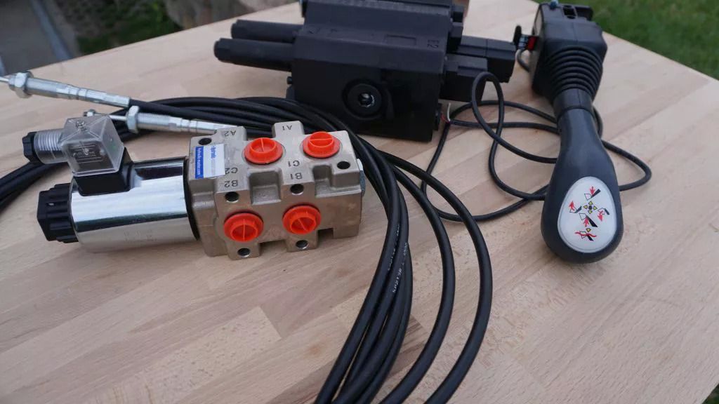 Front loader valve with Load Sensing LS valve 4 function Joystick 90 l/min 24 gp Case IH - Traktori - etukuormain - Kuorma-auto: kuva Front loader valve with Load Sensing LS valve 4 function Joystick 90 l/min 24 gp Case IH - Traktori - etukuormain - Kuorma-auto Front loader valve with Load Sensing LS valve 4 function Joystick 90 l/min 24 gp Case IH - Traktori - etukuormain - Kuorma-auto: kuva Front loader valve with Load Sensing LS valve 4 function Joystick 90 l/min 24 gp Case IH - Traktori - etukuormain - Kuorma-auto