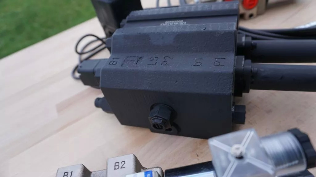 Front loader valve with Load Sensing LS valve 4 function Joystick 90 l/min 24 gp Case IH - Traktori - etukuormain - Kuorma-auto: kuva Front loader valve with Load Sensing LS valve 4 function Joystick 90 l/min 24 gp Case IH - Traktori - etukuormain - Kuorma-auto Front loader valve with Load Sensing LS valve 4 function Joystick 90 l/min 24 gp Case IH - Traktori - etukuormain - Kuorma-auto: kuva Front loader valve with Load Sensing LS valve 4 function Joystick 90 l/min 24 gp Case IH - Traktori - etukuormain - Kuorma-auto