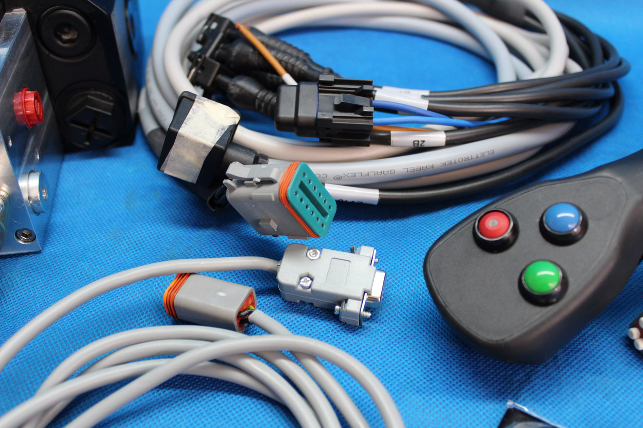 Traktori - etukuormain - Kuorma-auto Joystick + AKON LVM92 Proportional Valve 90 L/Min 2 Sections for Loader, Closed: kuva Traktori - etukuormain - Kuorma-auto Joystick + AKON LVM92 Proportional Valve 90 L/Min 2 Sections for Loader, Closed