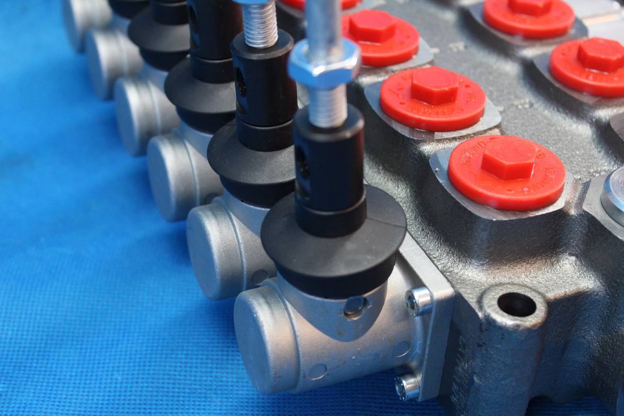 6 Sections Directional Control Valve Galtech Q95 120 l/min 31 GPM Electric solen for HDS-edged and cranes. - Lentokenttälaitteet: kuva 6 Sections Directional Control Valve Galtech Q95 120 l/min 31 GPM Electric solen for HDS-edged and cranes. - Lentokenttälaitteet 6 Sections Directional Control Valve Galtech Q95 120 l/min 31 GPM Electric solen for HDS-edged and cranes. - Lentokenttälaitteet: kuva 6 Sections Directional Control Valve Galtech Q95 120 l/min 31 GPM Electric solen for HDS-edged and cranes. - Lentokenttälaitteet