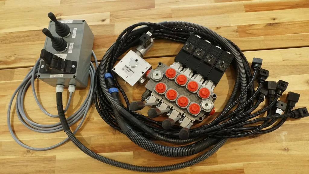 Proportional control box 12V 2 joysticks + finger controller + monoblock Galtec for Palfinger, Kubota, Fassi, Hiab - Metsäkone: kuva Proportional control box 12V 2 joysticks + finger controller + monoblock Galtec for Palfinger, Kubota, Fassi, Hiab - Metsäkone Proportional control box 12V 2 joysticks + finger controller + monoblock Galtec for Palfinger, Kubota, Fassi, Hiab - Metsäkone: kuva Proportional control box 12V 2 joysticks + finger controller + monoblock Galtec for Palfinger, Kubota, Fassi, Hiab - Metsäkone
