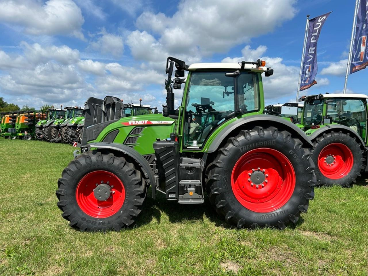 Fendt VARIO 724 GEN 6 PROFI+ SETTING 2 - Traktori: kuva Fendt VARIO 724 GEN 6 PROFI+ SETTING 2 - Traktori Fendt VARIO 724 GEN 6 PROFI+ SETTING 2 - Traktori: kuva Fendt VARIO 724 GEN 6 PROFI+ SETTING 2 - Traktori
