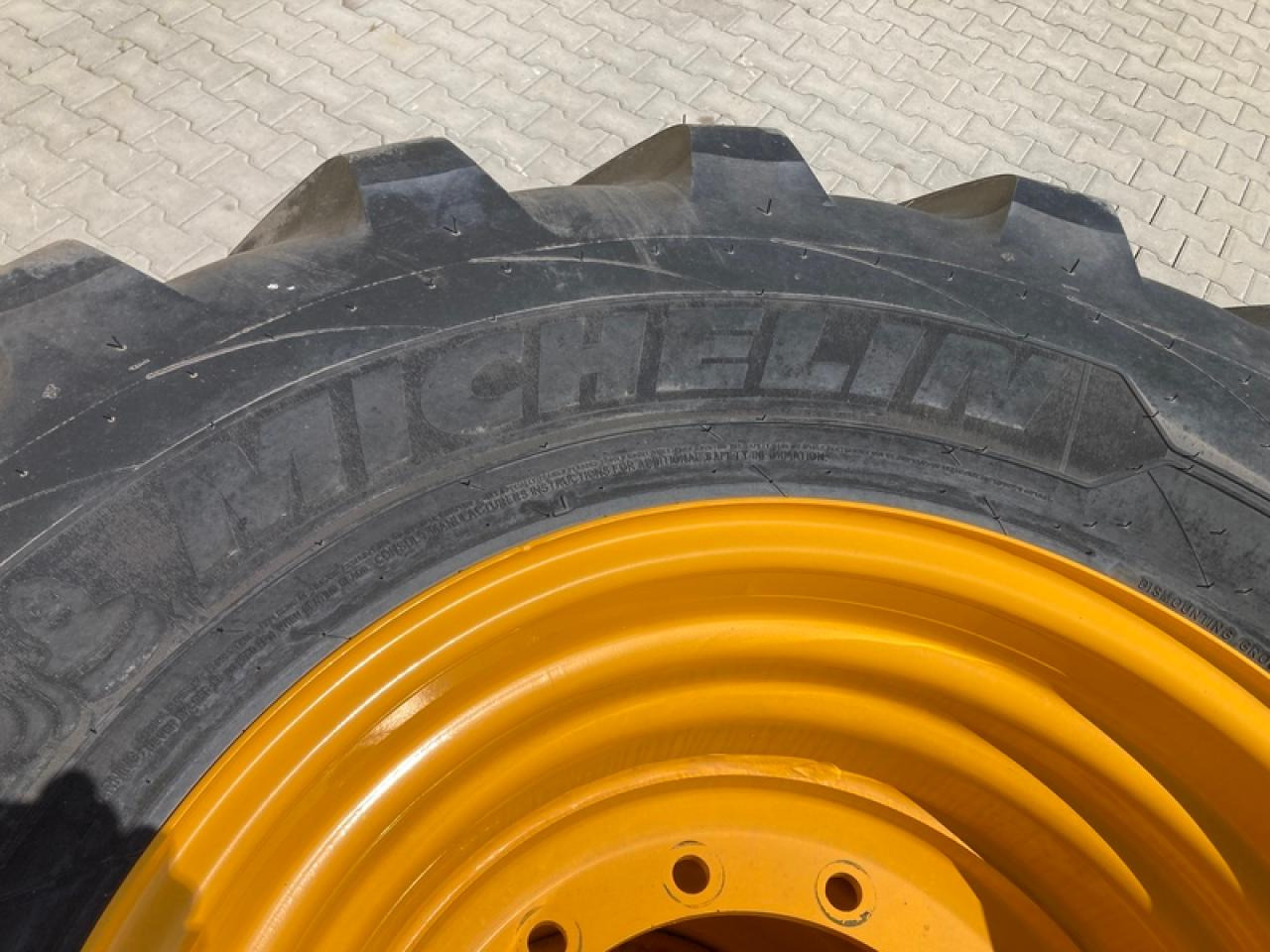 Michelin 620/70R26 VF CFO+ ZU JCB TM 420 - Rengas: kuva Michelin 620/70R26 VF CFO+ ZU JCB TM 420 - Rengas Michelin 620/70R26 VF CFO+ ZU JCB TM 420 - Rengas: kuva Michelin 620/70R26 VF CFO+ ZU JCB TM 420 - Rengas