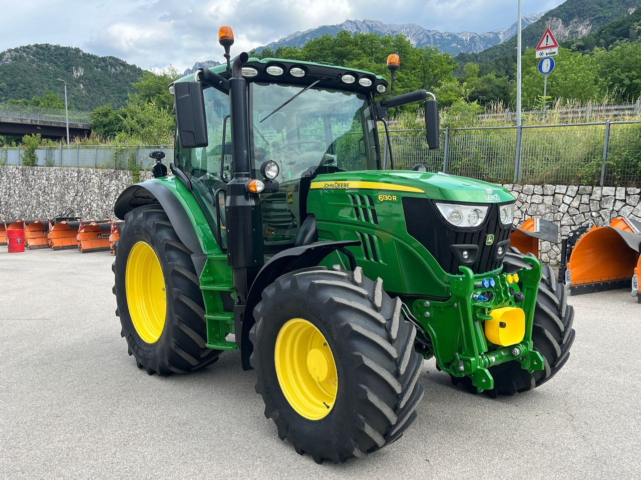 JOHN DEERE 6130 - Traktori: kuva JOHN DEERE 6130 - Traktori JOHN DEERE 6130 - Traktori: kuva JOHN DEERE 6130 - Traktori