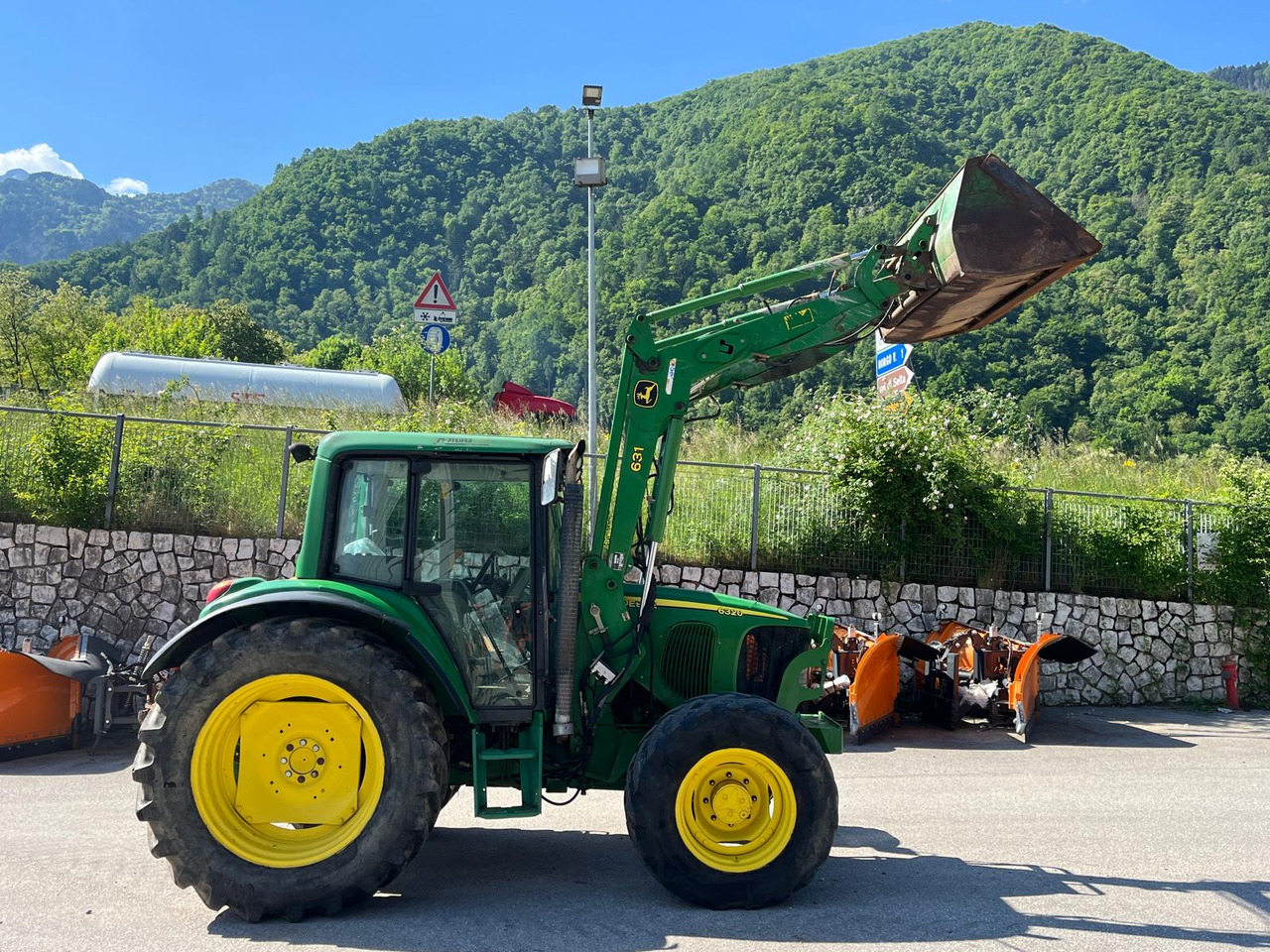 JOHN DEERE 6320 - Traktori: kuva JOHN DEERE 6320 - Traktori JOHN DEERE 6320 - Traktori: kuva JOHN DEERE 6320 - Traktori